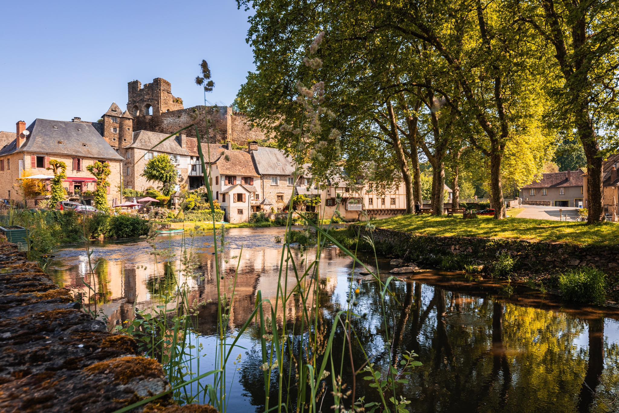 Dorp Ségur-le-Château aan de rivier