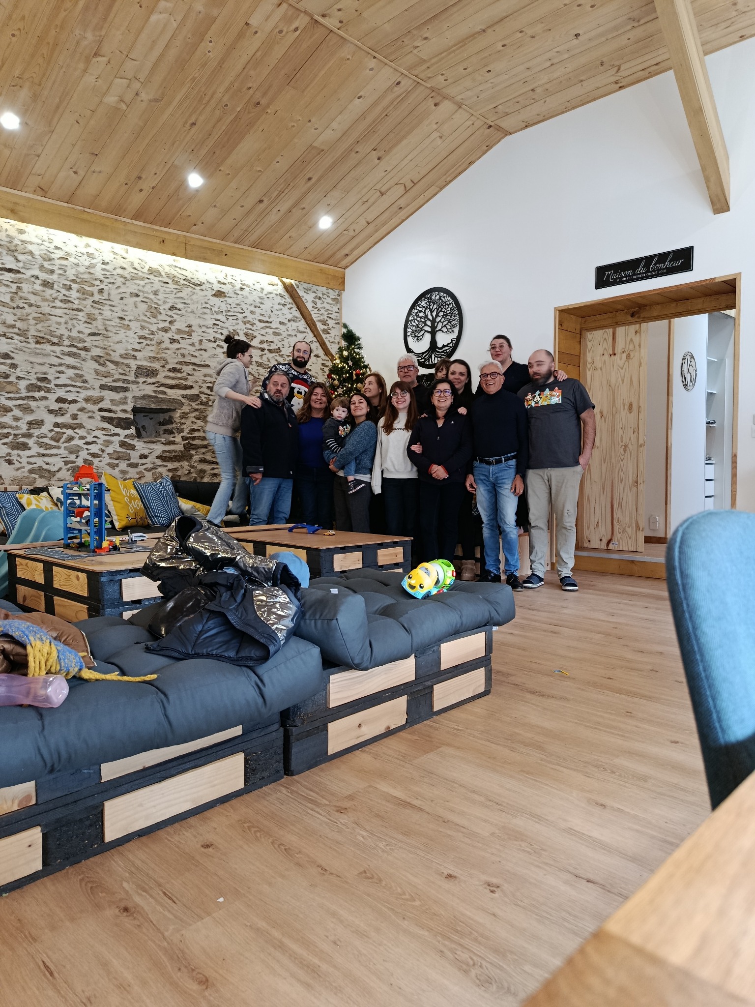 Familie samen in het salon van het domein