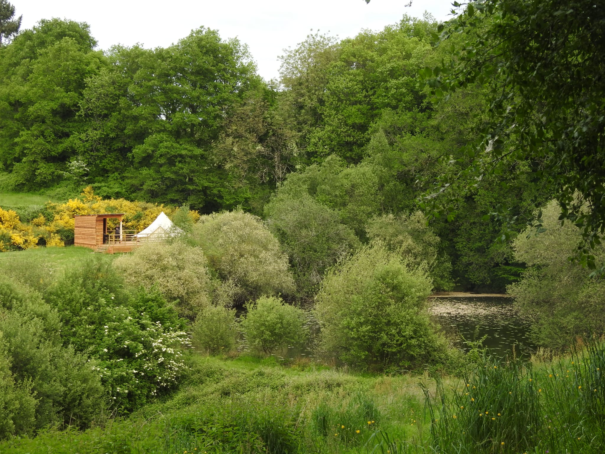 Glampingtent aan de vijver bij Les Secrets de la Nature