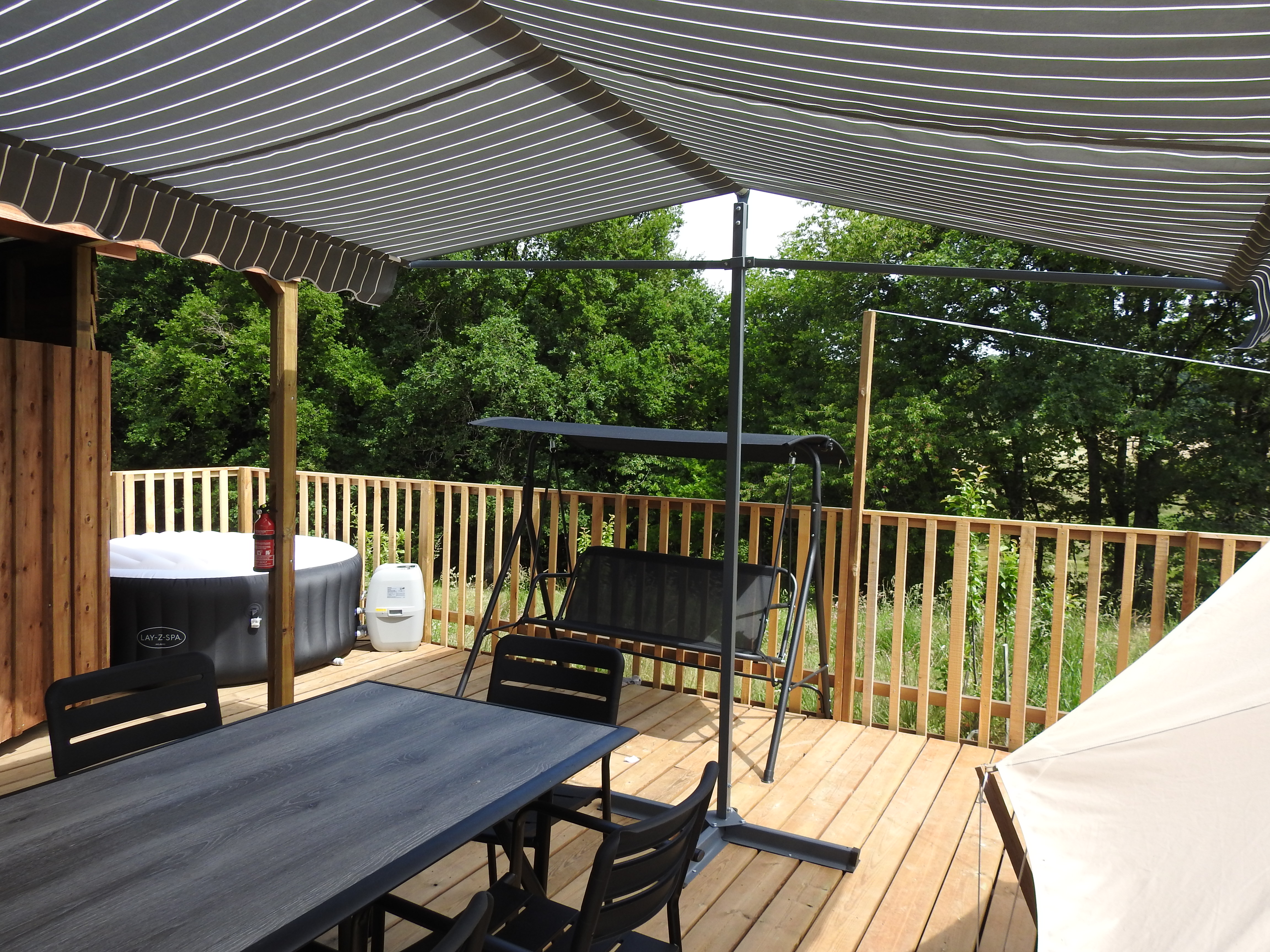 Glampingtent met privéjacuzzi at Les Secrets de la Nature — photo 4