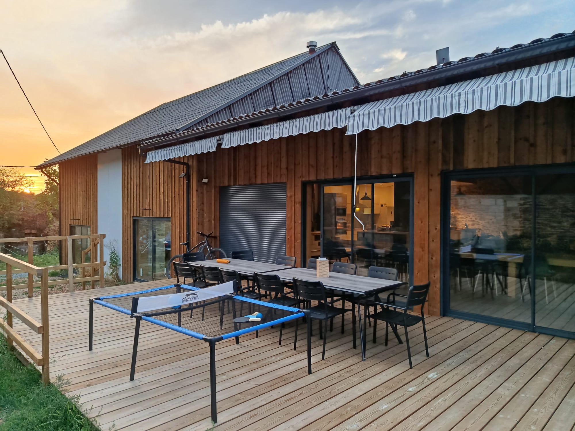 Groot terras en gerenoveerd gebouw bij zonsondergang