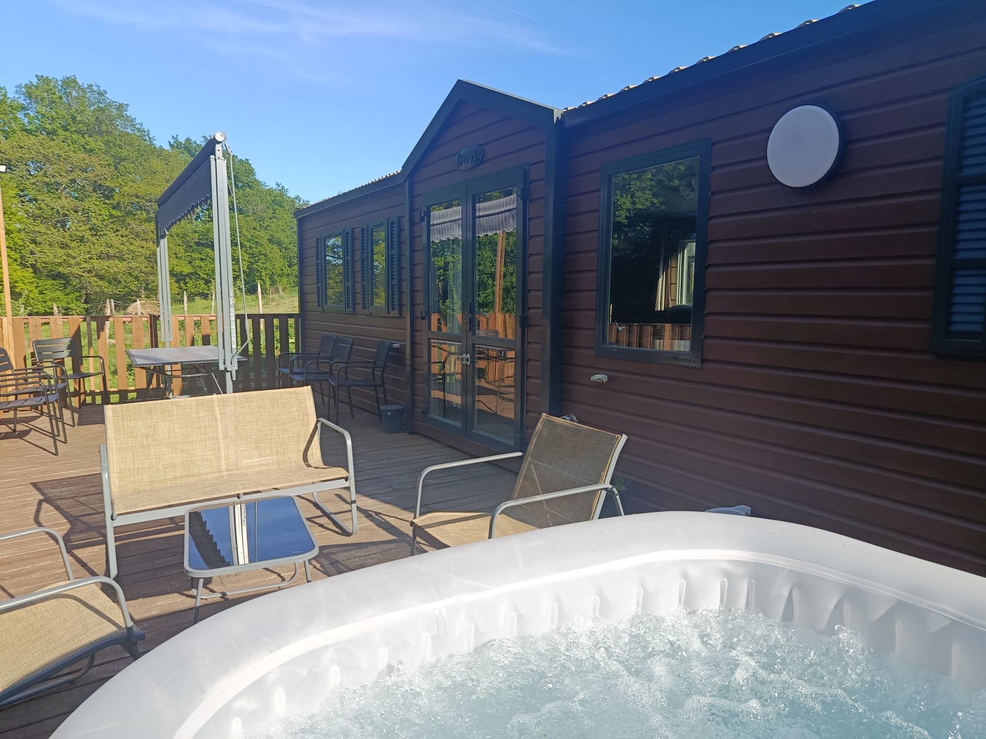 Stacaravan met privéjacuzzi op het terras