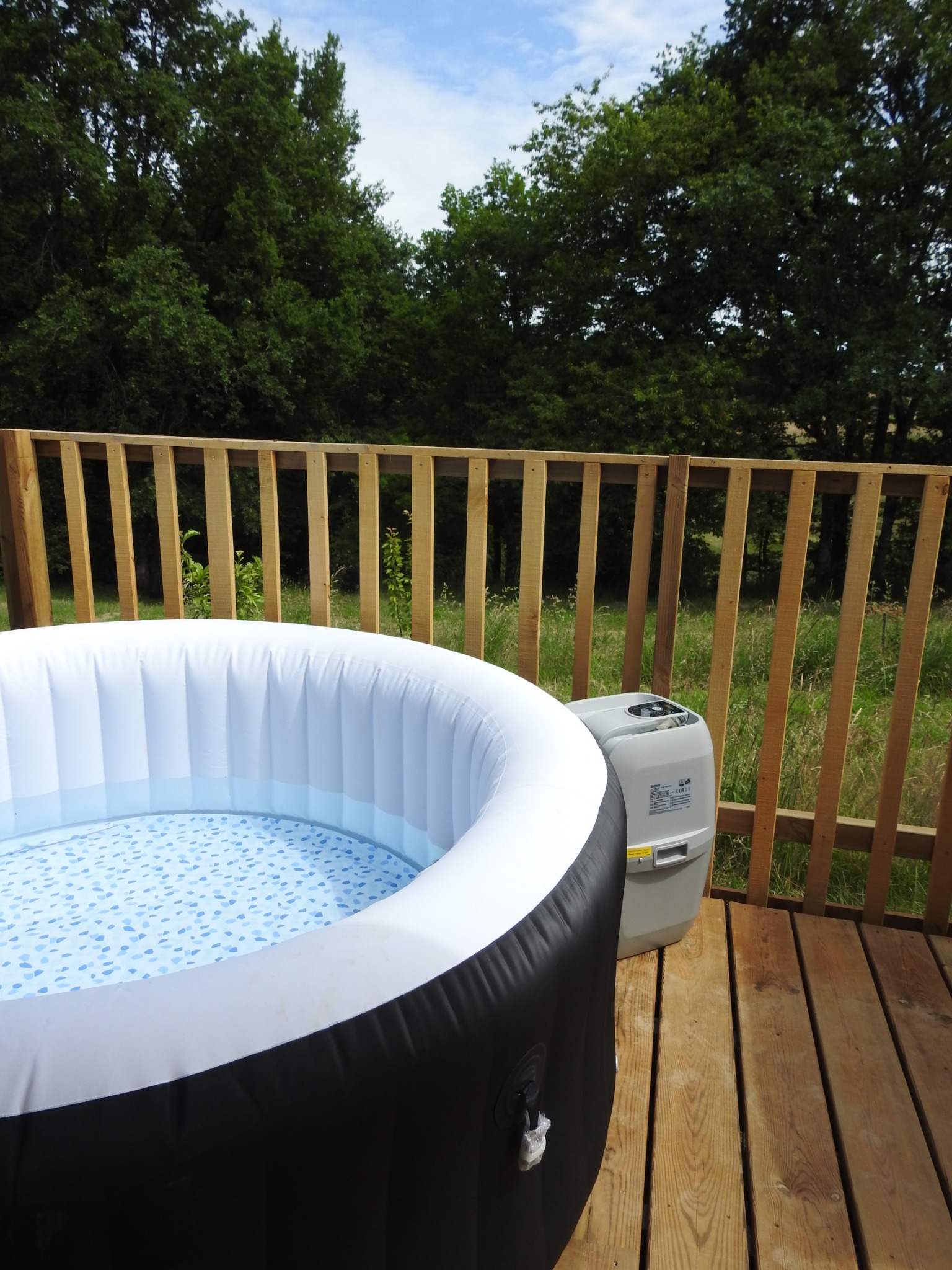 Privéjacuzzi op houten terras midden in de natuur