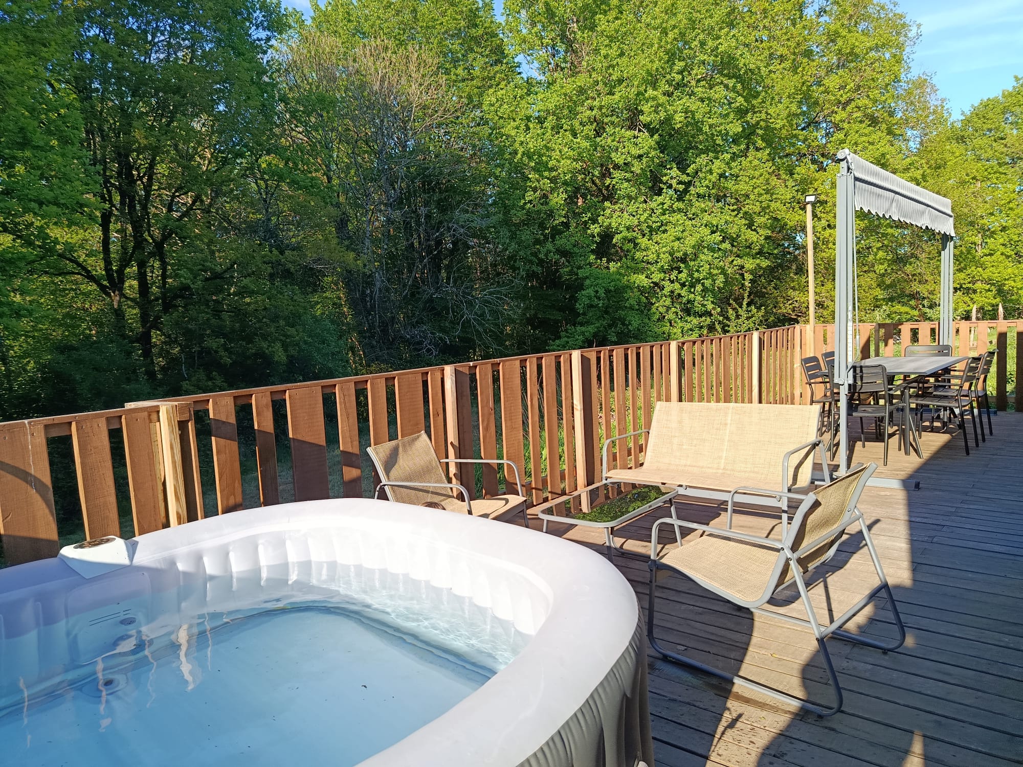 Terras met privéjacuzzi en ontspanningsruimte