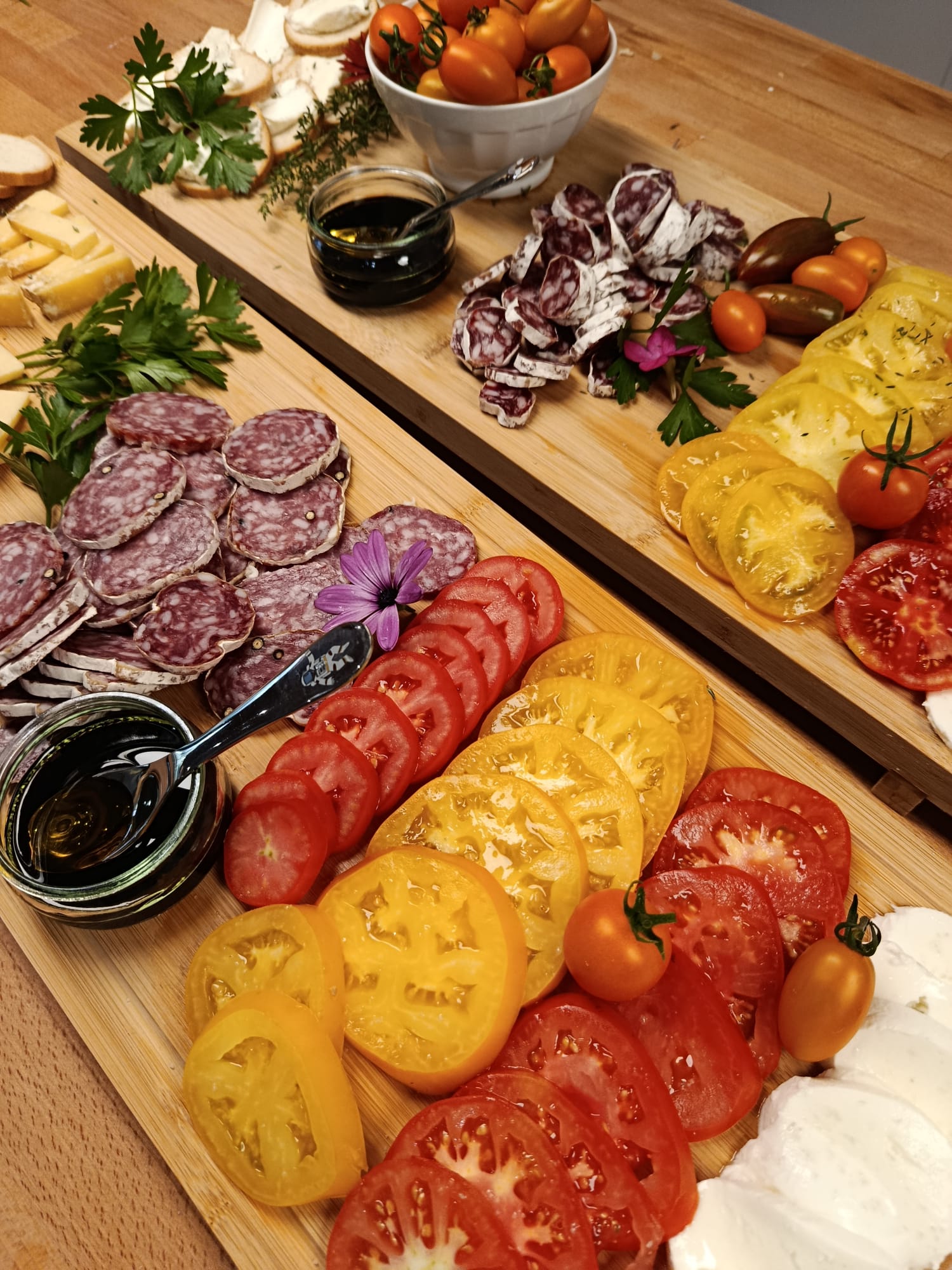 Royale plank met tomaten, charcuterie en kazen