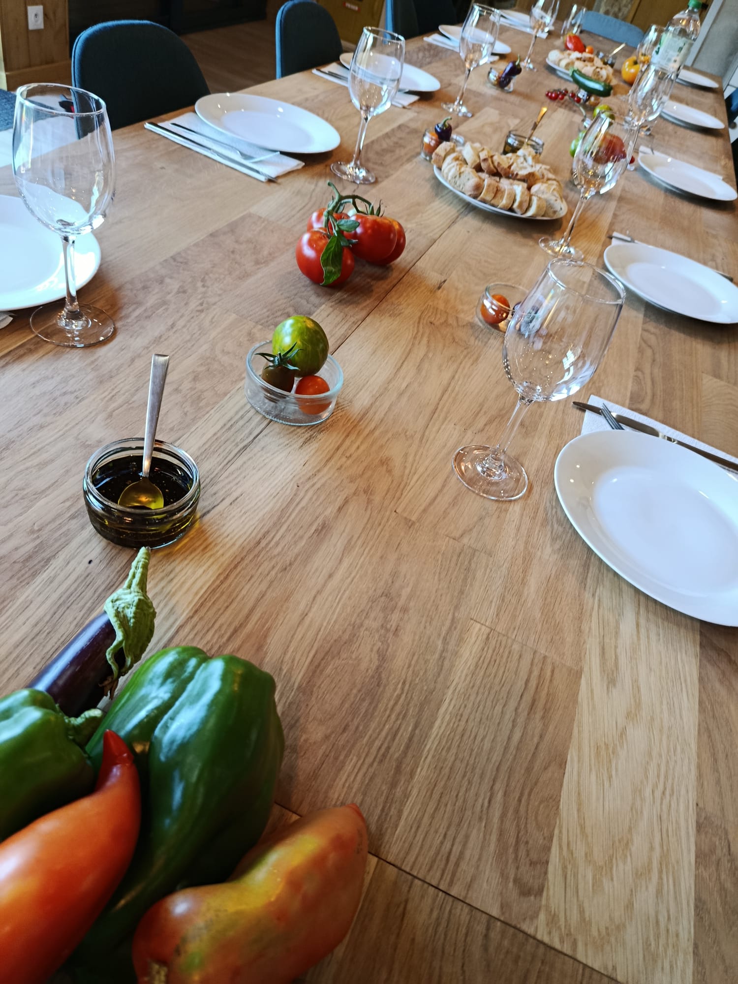 Grote tafel gedekt met groenten uit de moestuin